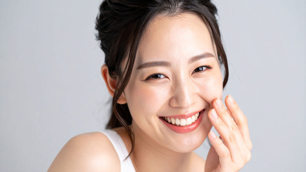 自然な笑顔とポーズで親しみやすさを演出するチャットレディのプロフィール写真