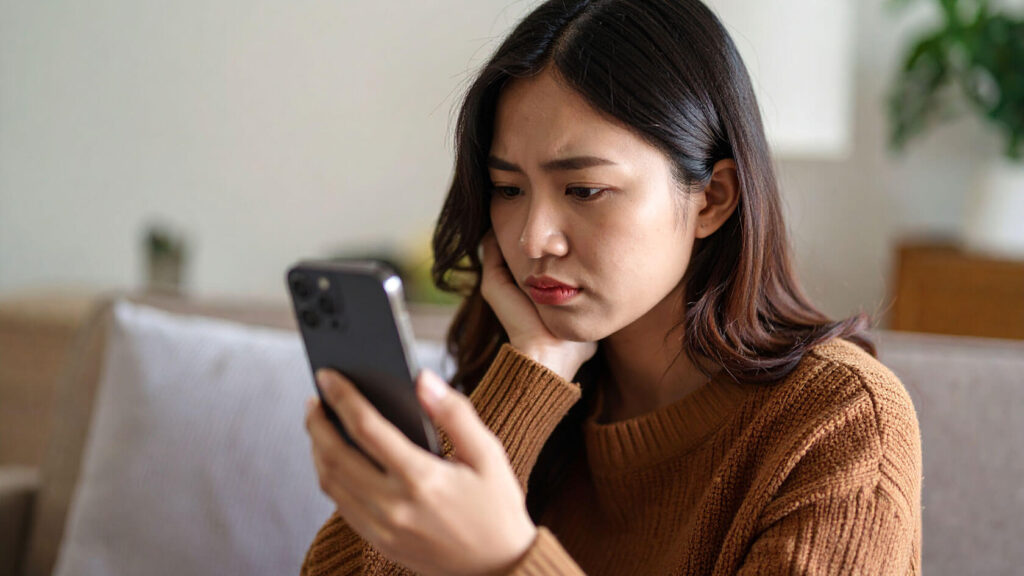 チャット中にトラブルに巻き込まれ困っている女性