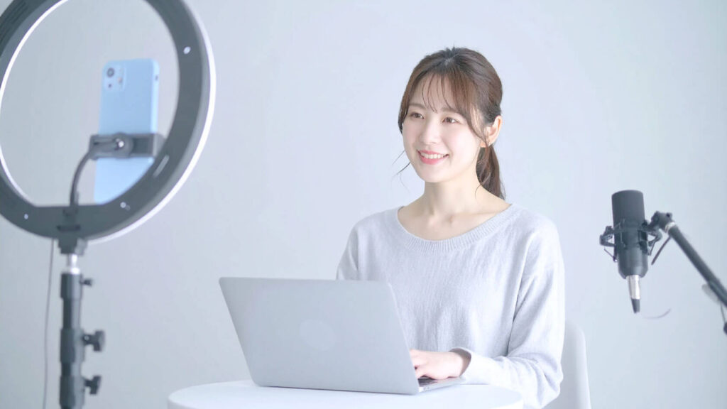 整った環境で安心してチャットする女性のイメージ