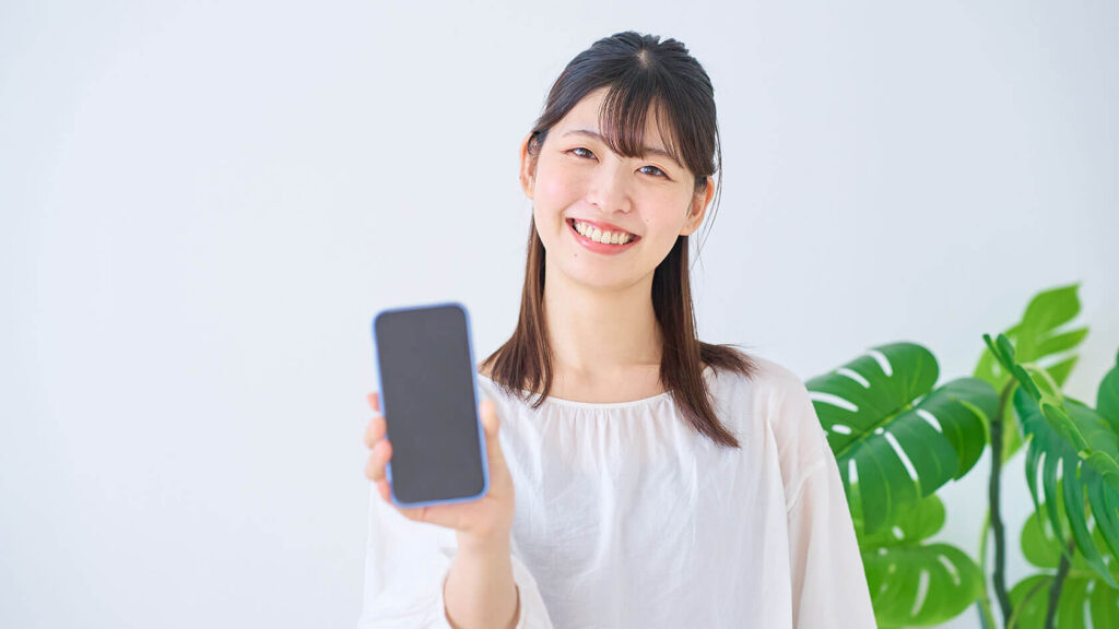 プロフィール一覧を見ている女性、自己紹介文と一言メッセージを確認しているイメージ
